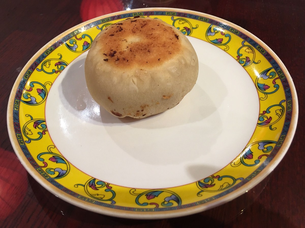 Pan-fried Chinese beef meat pie on a plate.
