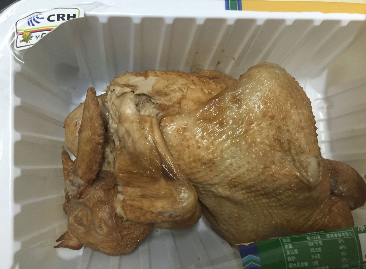 Dezhou braised chicken with soy-brown skin and whole-chicken Shandong presentation.