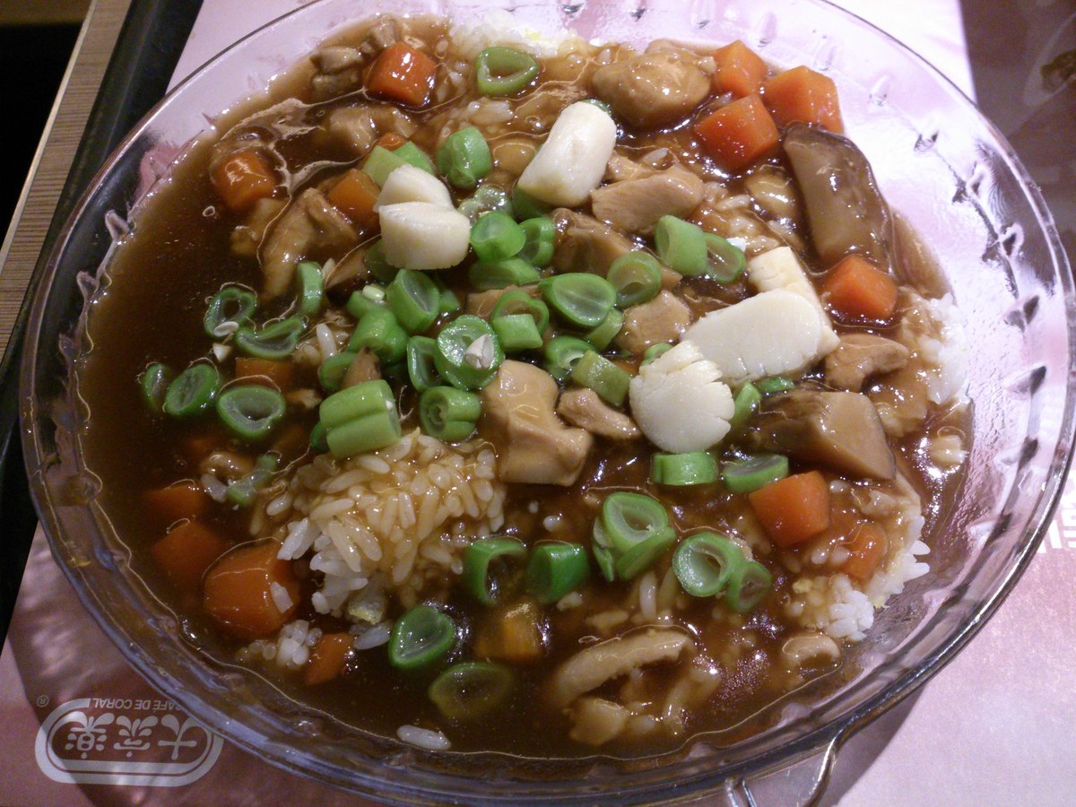Fujian fried rice with separate grains and glossy seafood-style gravy.
